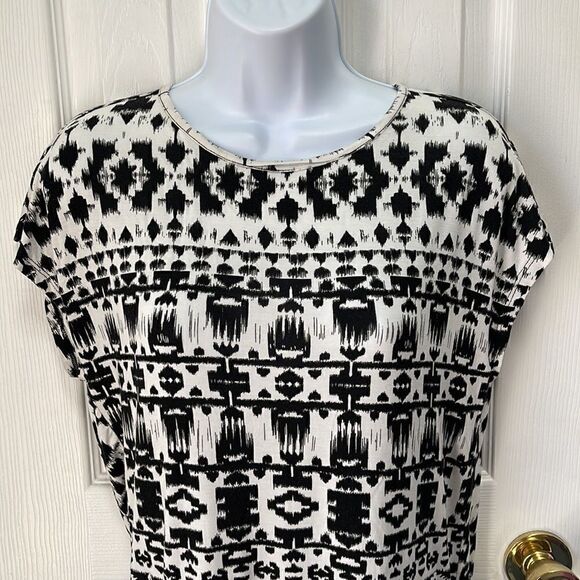 Keyhole back t-shirt - Picture 2 of 4